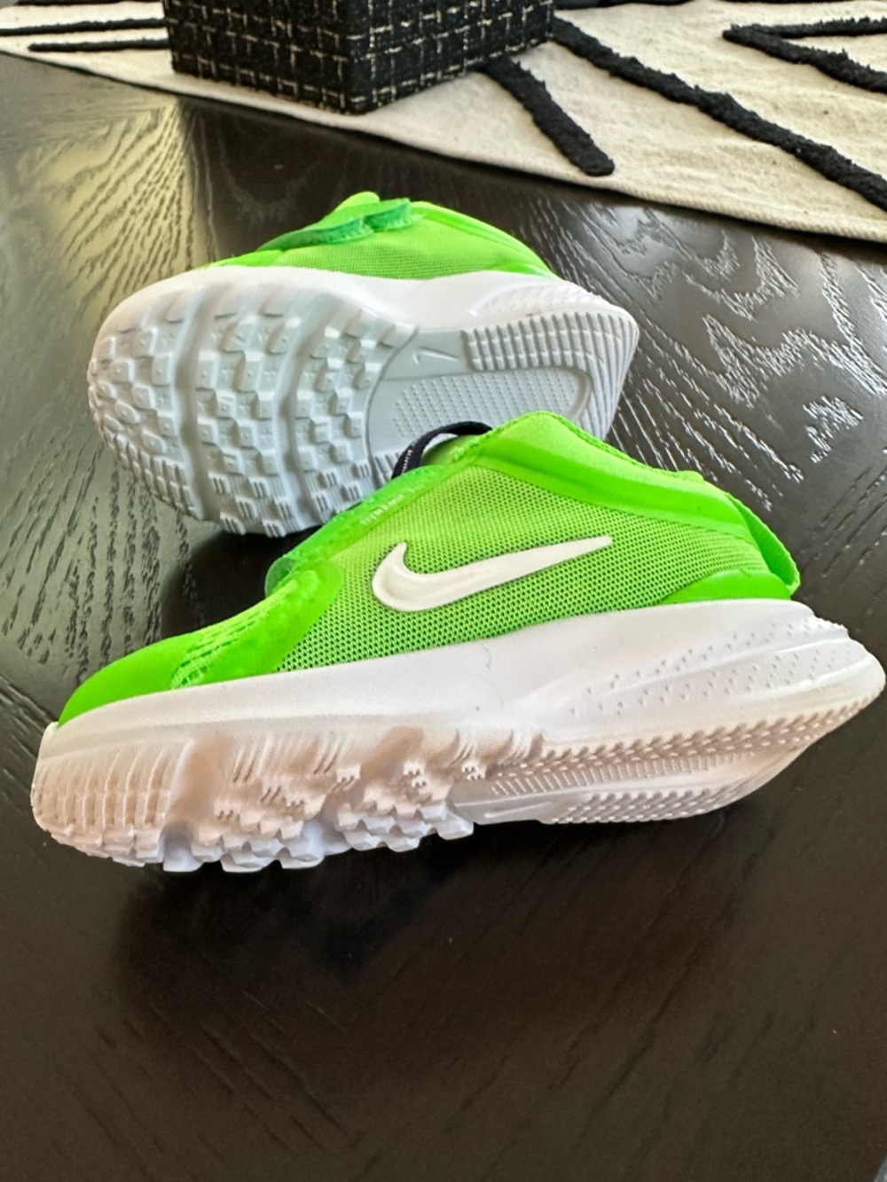 Baby/ Toddler 4C Nike Dynamic Fit Sneakers in Green - Picture 12 of 14